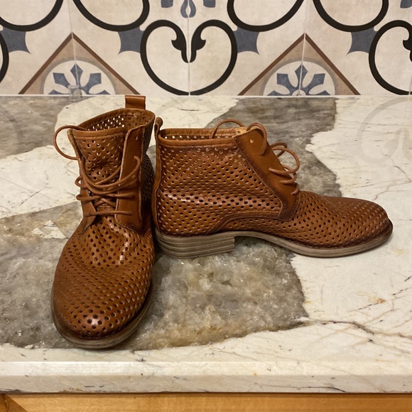 Eric Michael cognac Hanford leather boot. Size 6 - Picture 6 of 7